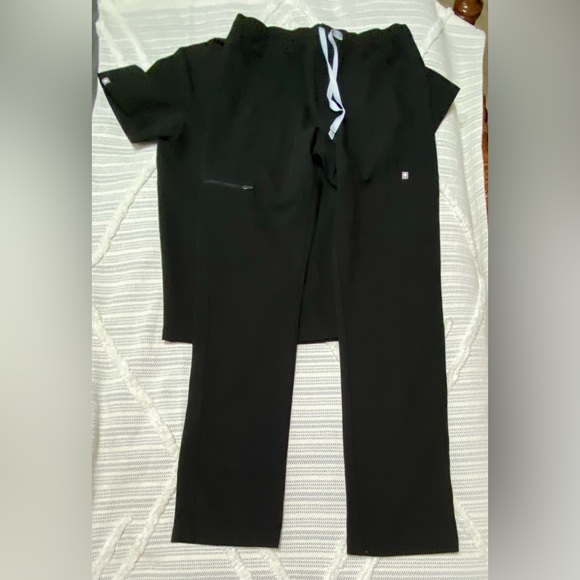 Cargo pants size medium tall. Top size medium. - Picture 2 of 6